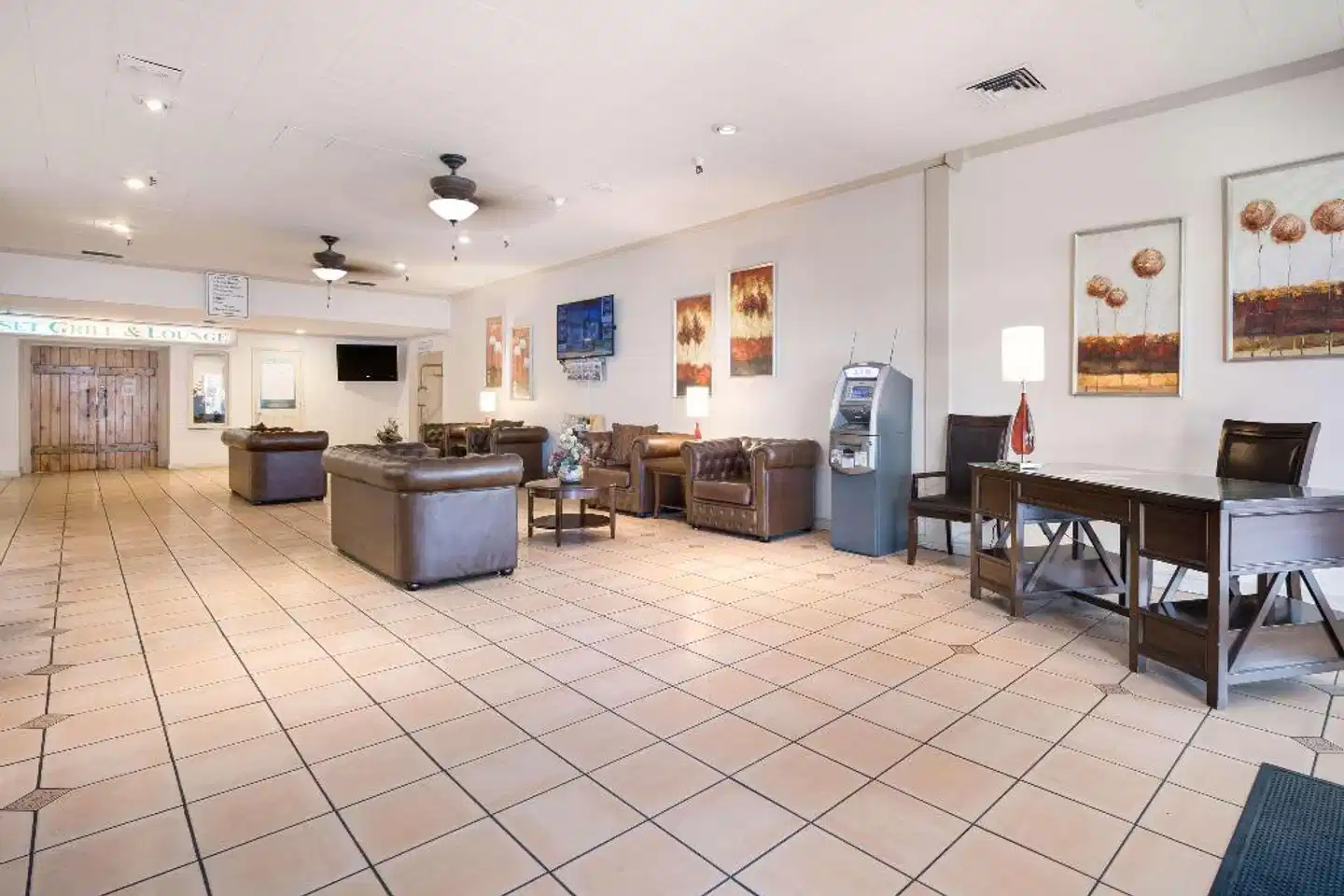 Quality Inn & Suites Lake Havasu City Lobby