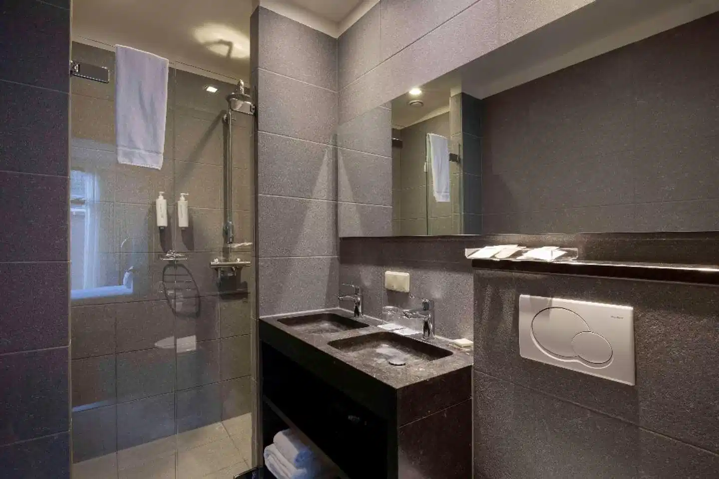 Catalonia Vondel Amsterdam Badezimmer