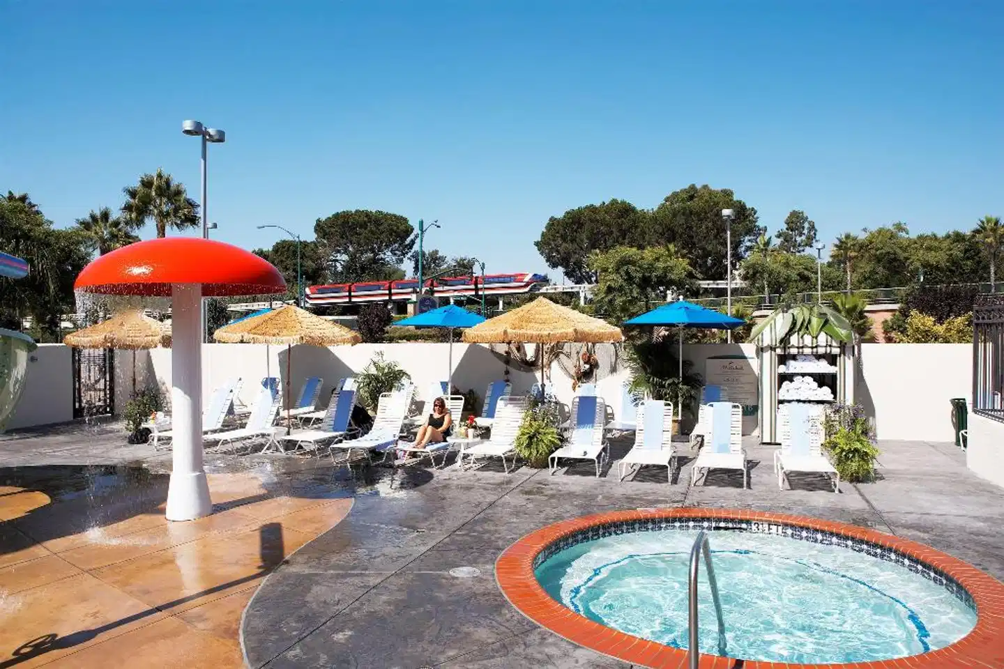 Howard Johnson by Wyndham Anaheim Hotel & Water Playground Pool
