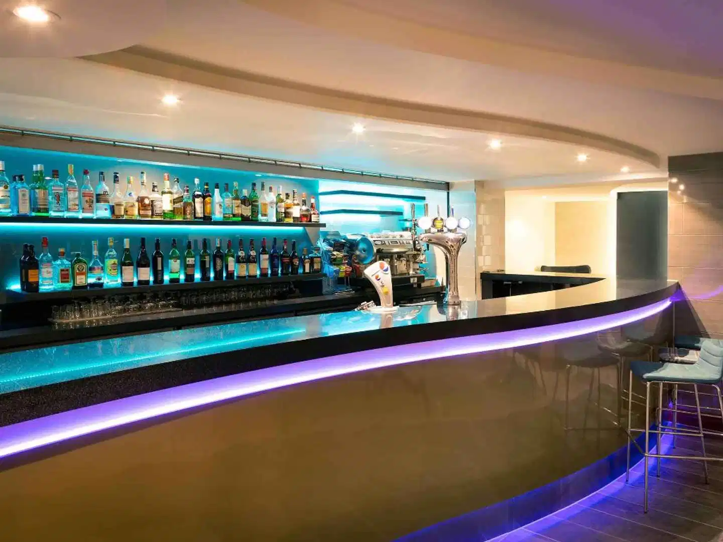 Mercure London Heathrow Bar