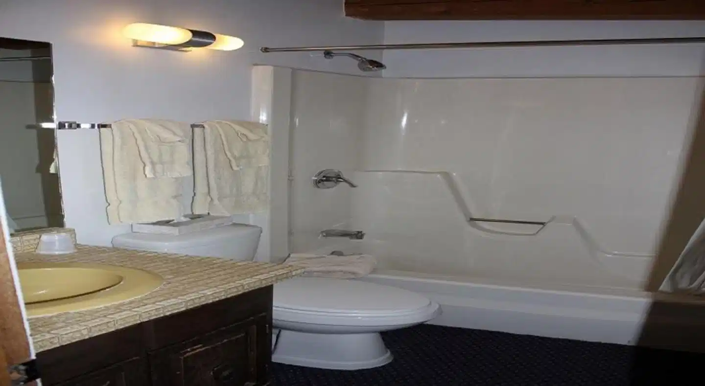 St Moritz Lodge and Condominiums Badezimmer