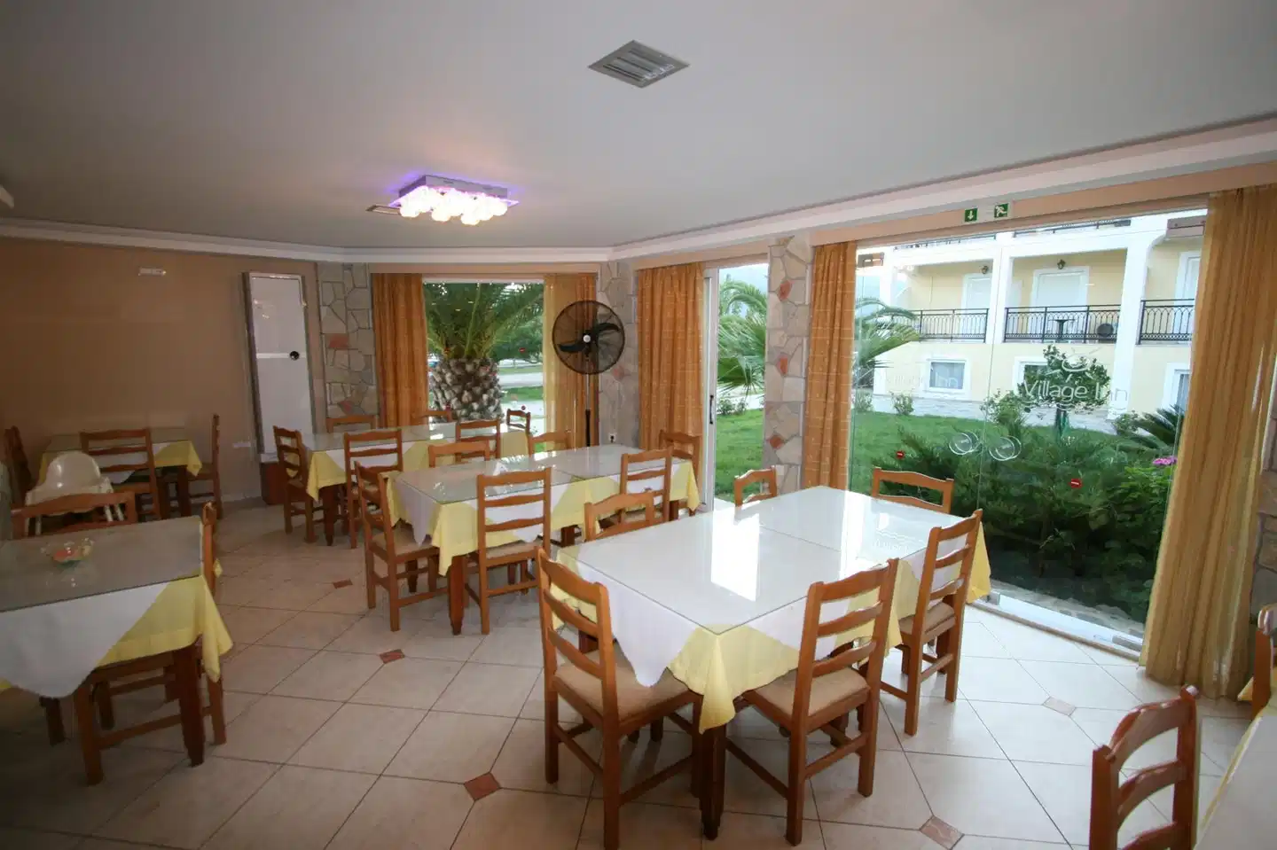 Village Inn Studios & Family Apartments Restaurant