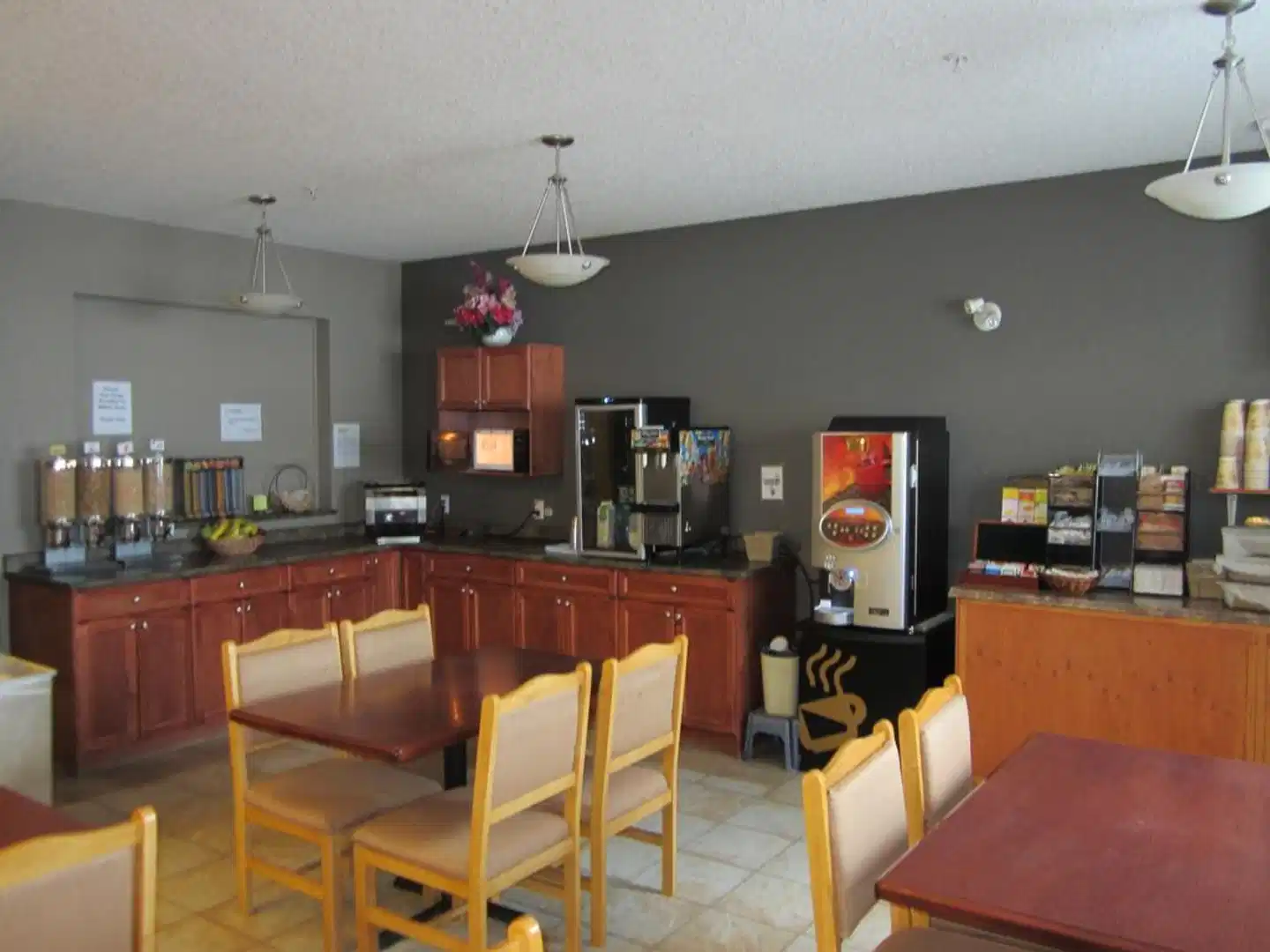 Lakeview Inn & Suites - Fort Nelson Bar