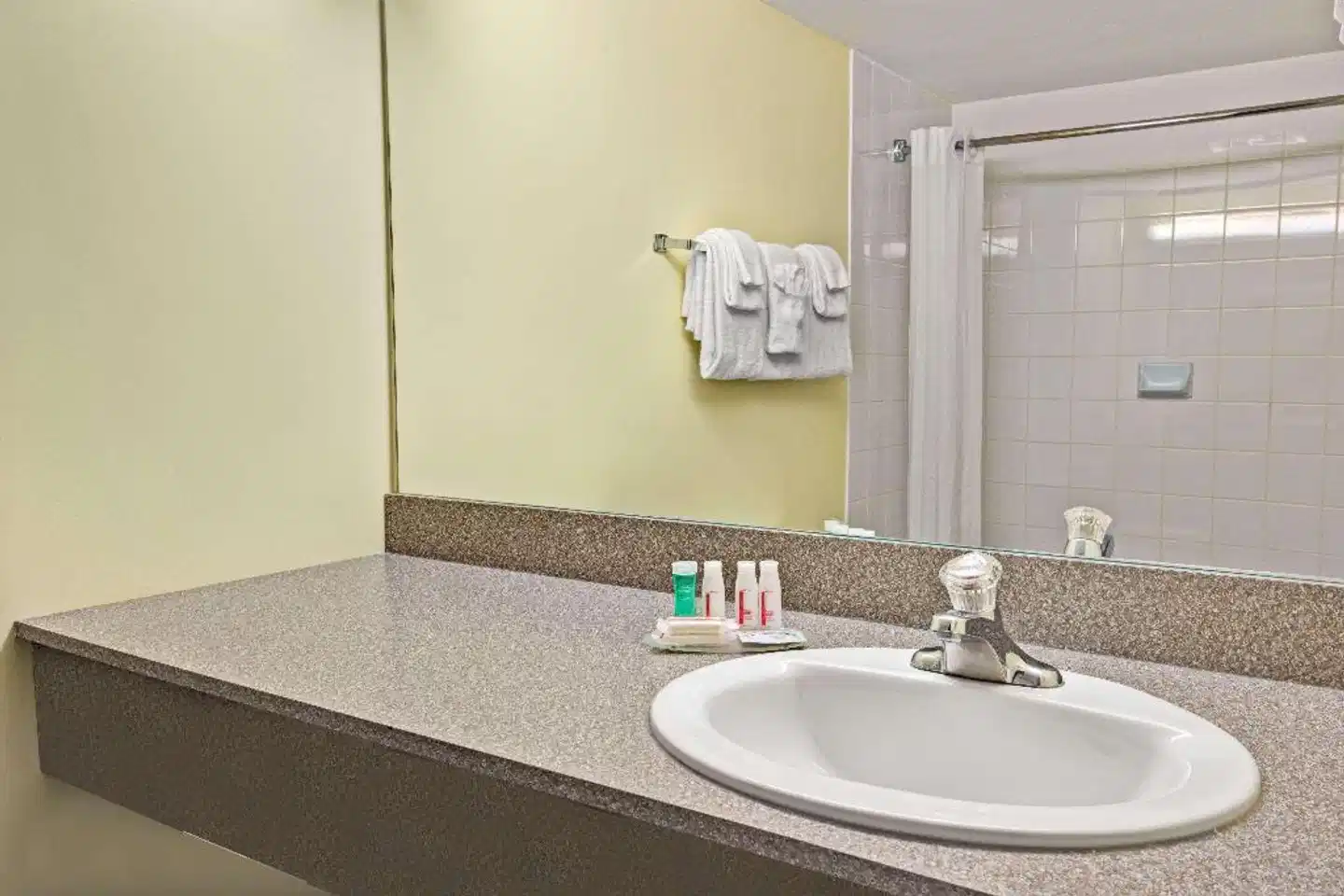 Super 8 by Wyndham Barrie Badezimmer