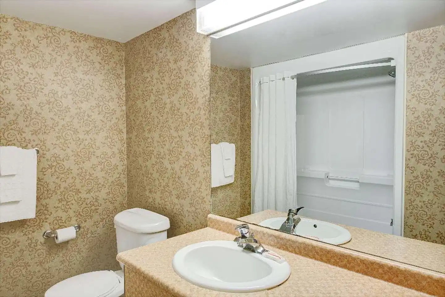 Ramada by Wyndham, Niagara Falls Near Fallsview District Badezimmer