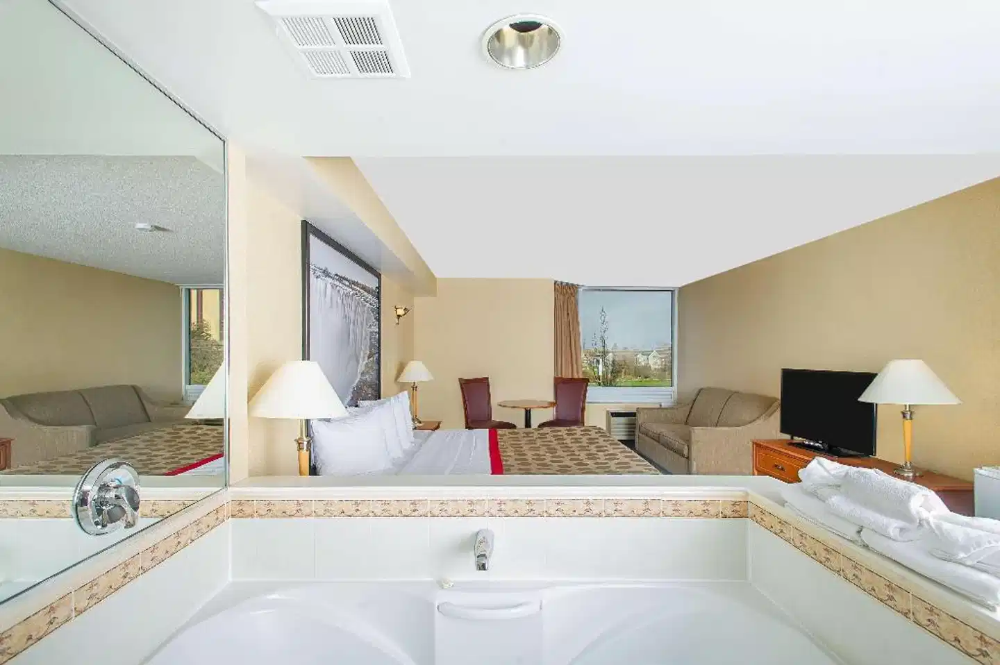 Ramada by Wyndham, Niagara Falls Near Fallsview District Badezimmer