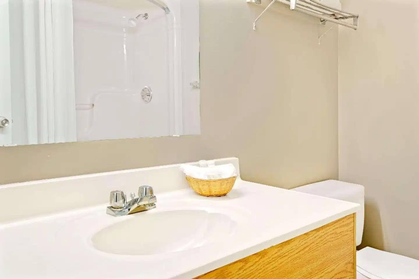 Super 8 by Wyndham Toronto East ON Badezimmer