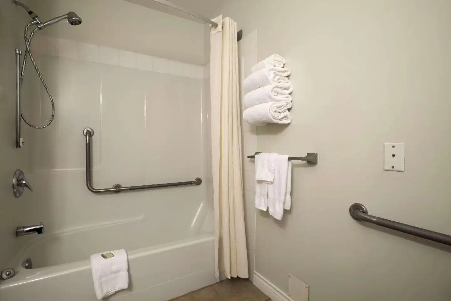 Super 8 by Wyndham Revelstoke BC Badezimmer