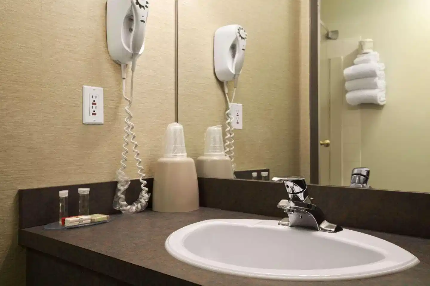 Super 8 by Wyndham Revelstoke BC Badezimmer