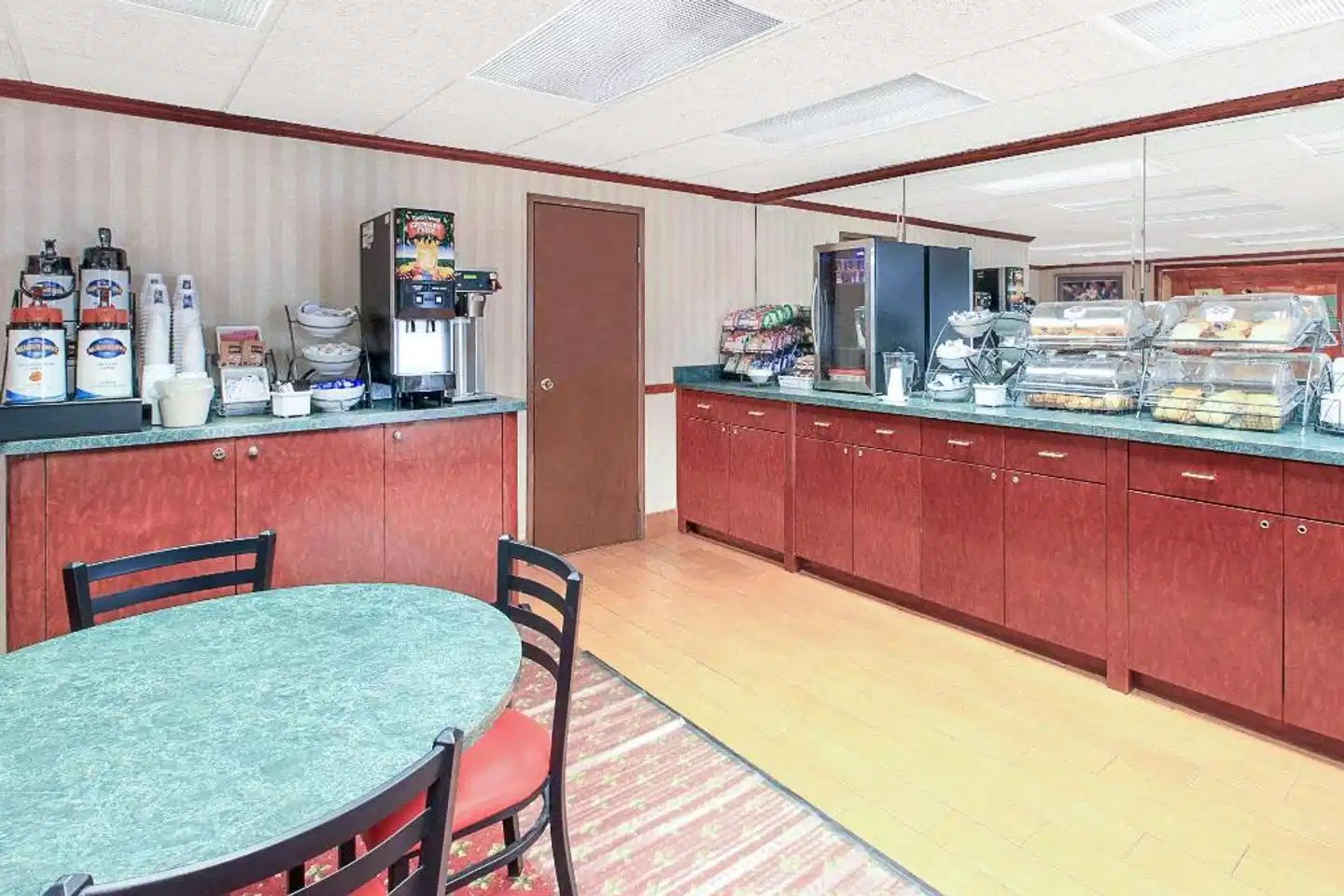 Baymont by Wyndham Flint Bar