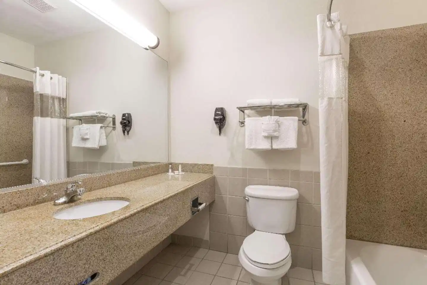 Baymont by Wyndham Galveston Badezimmer