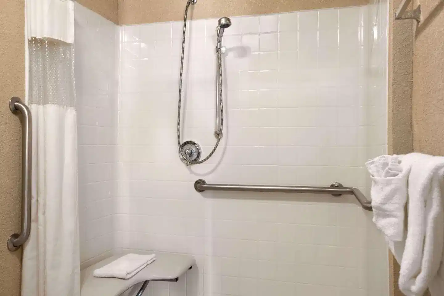 Days Inn by Wyndham Montrose Badezimmer