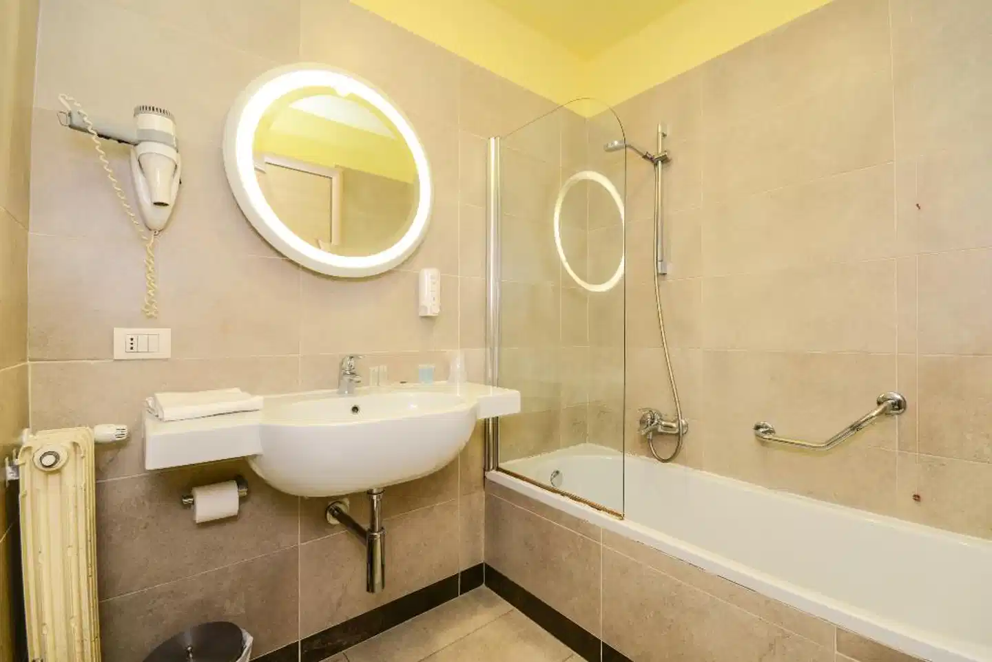 Regal Hotel & Apartments Badezimmer