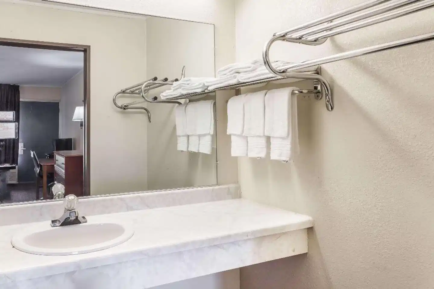 Days Inn by Wyndham Seymour Badezimmer