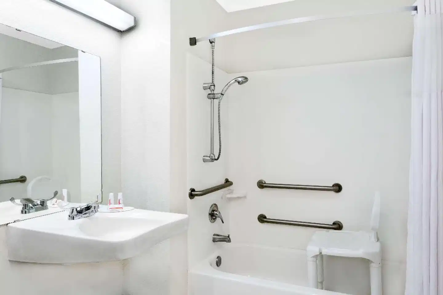 Days Inn by Wyndham Kingman West Badezimmer