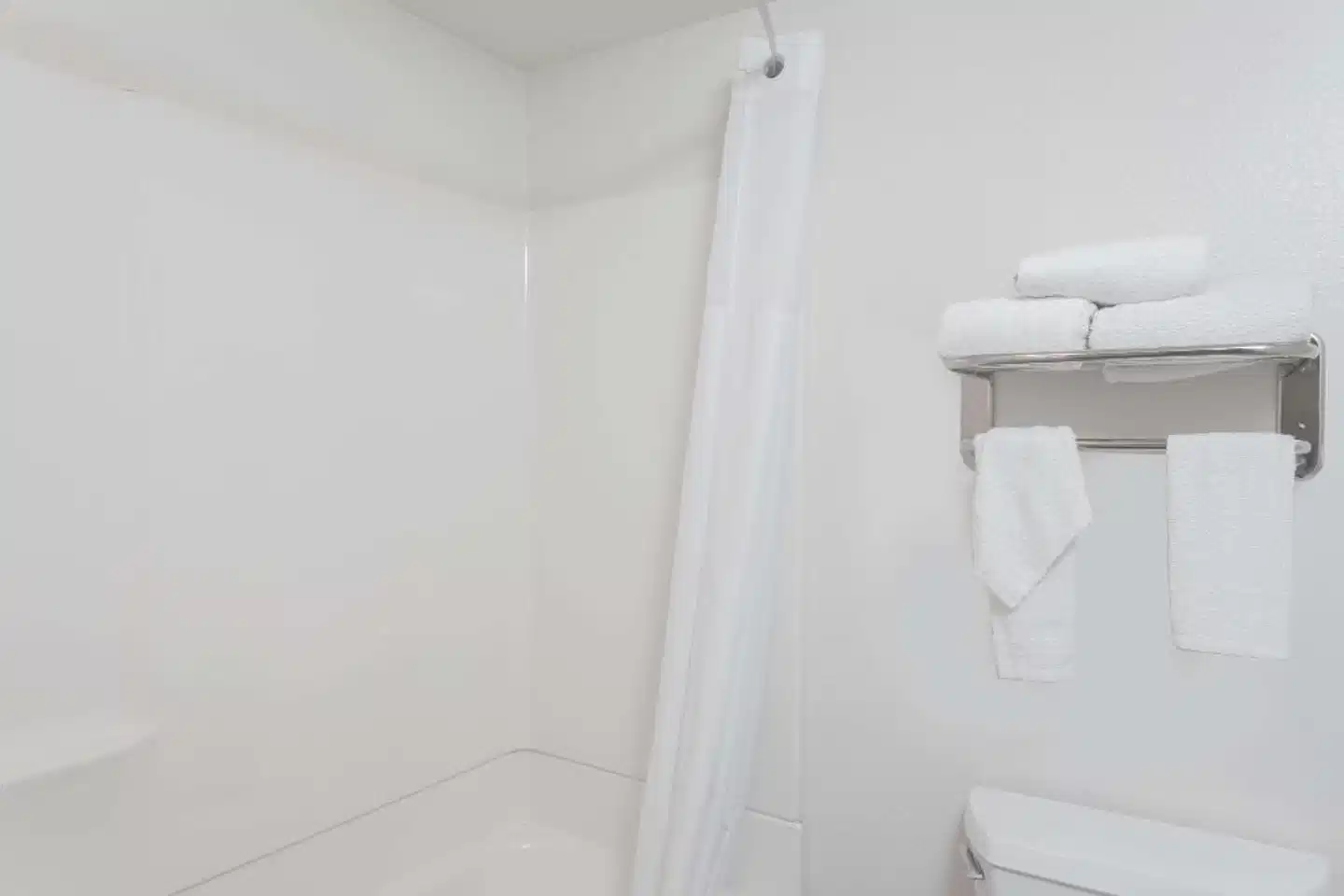 Days Inn by Wyndham Anaheim West Badezimmer