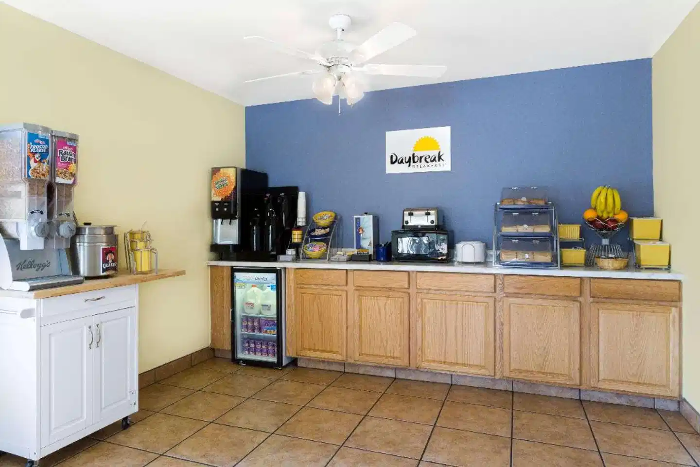 Days Inn by Wyndham Kingman West Lobby