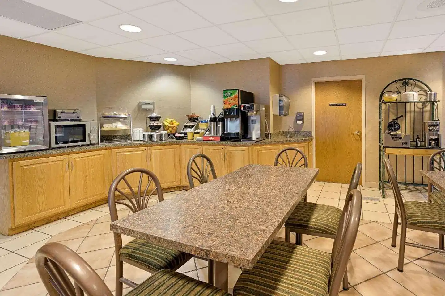 Days Inn by Wyndham Eagan Minnesota Near Mall of America Bar