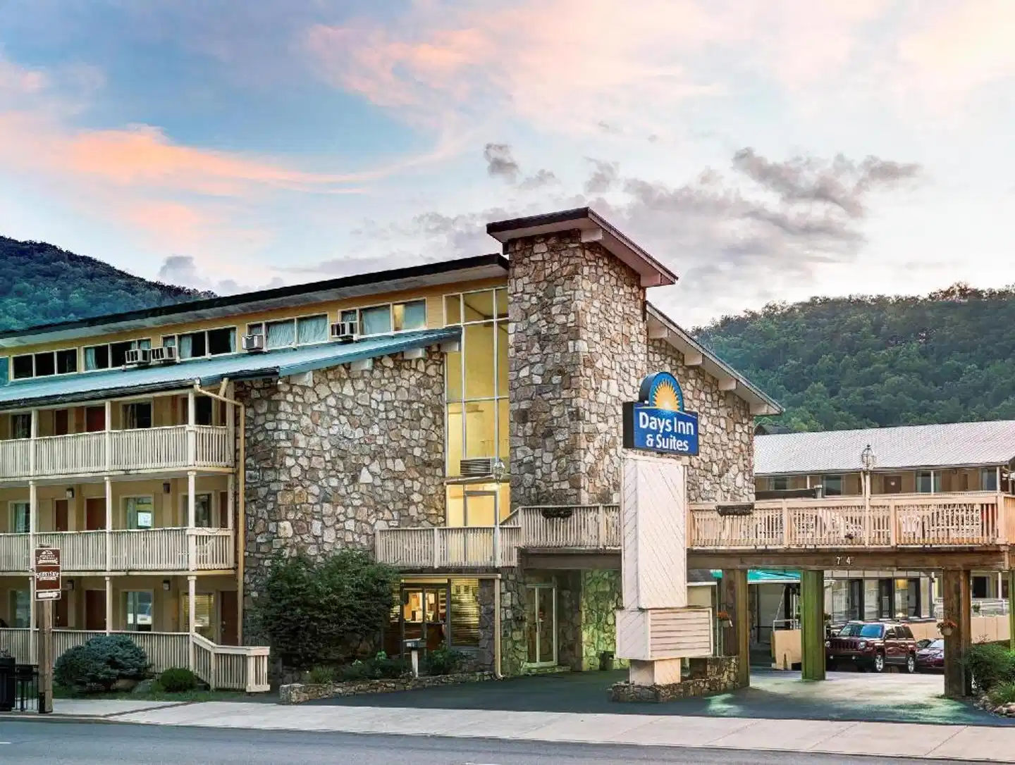 Days Inn & Suites by Wyndham Downtown Gatlinburg Parkway Aussenansicht