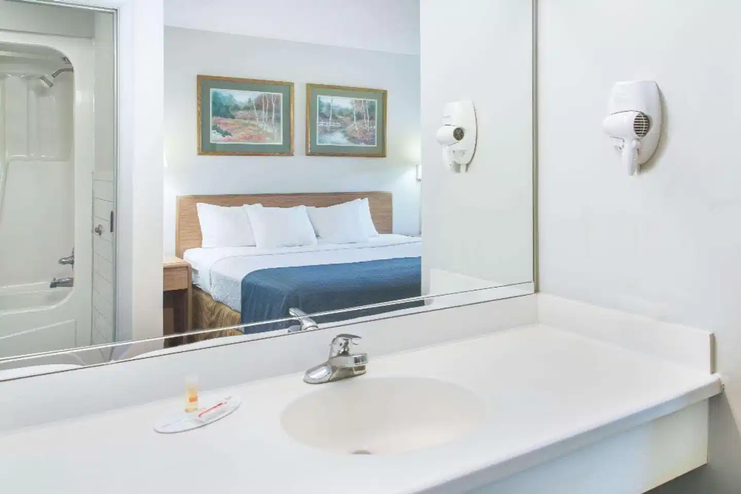 Days Inn by Wyndham Valdosta at Rainwater Conference Center Badezimmer