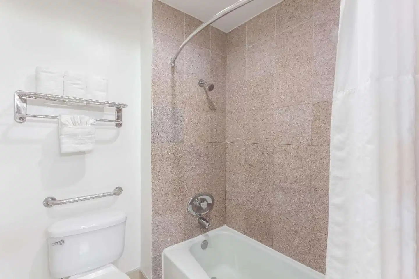 Howard Johnson by Wyndham San Diego Hotel Circle Badezimmer