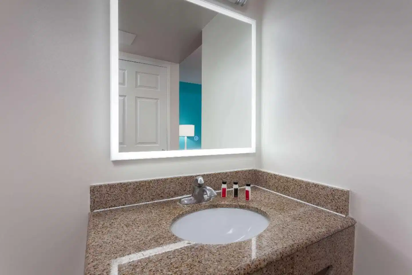 Howard Johnson by Wyndham San Diego Hotel Circle Badezimmer