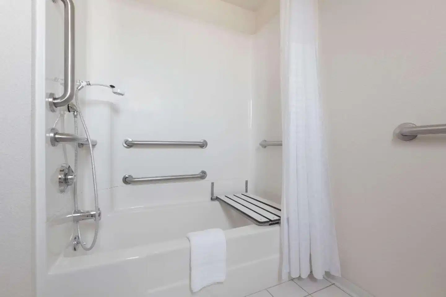 Super 8 by Wyndham Fort Bragg Badezimmer