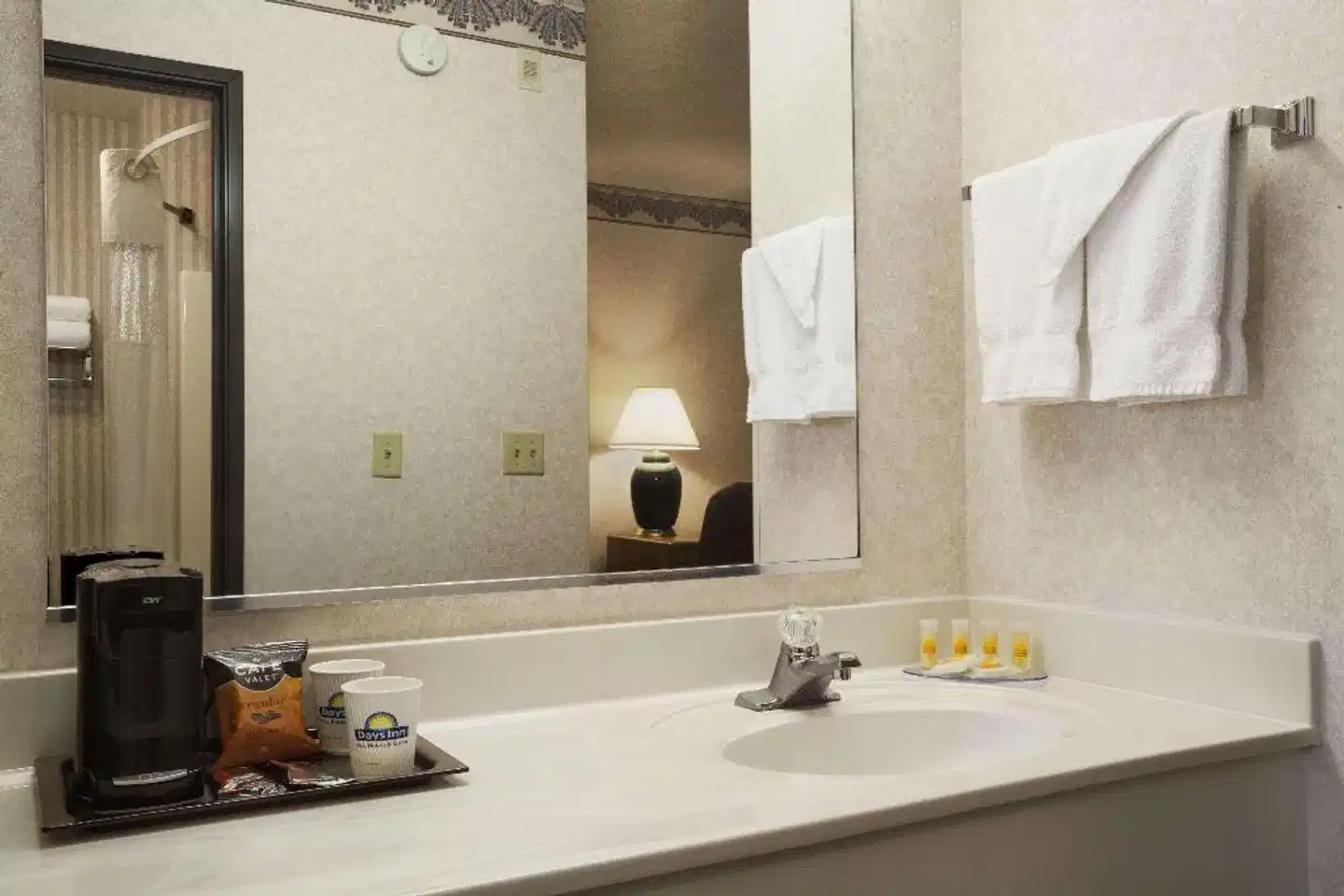 Days Inn by Wyndham Springville Badezimmer