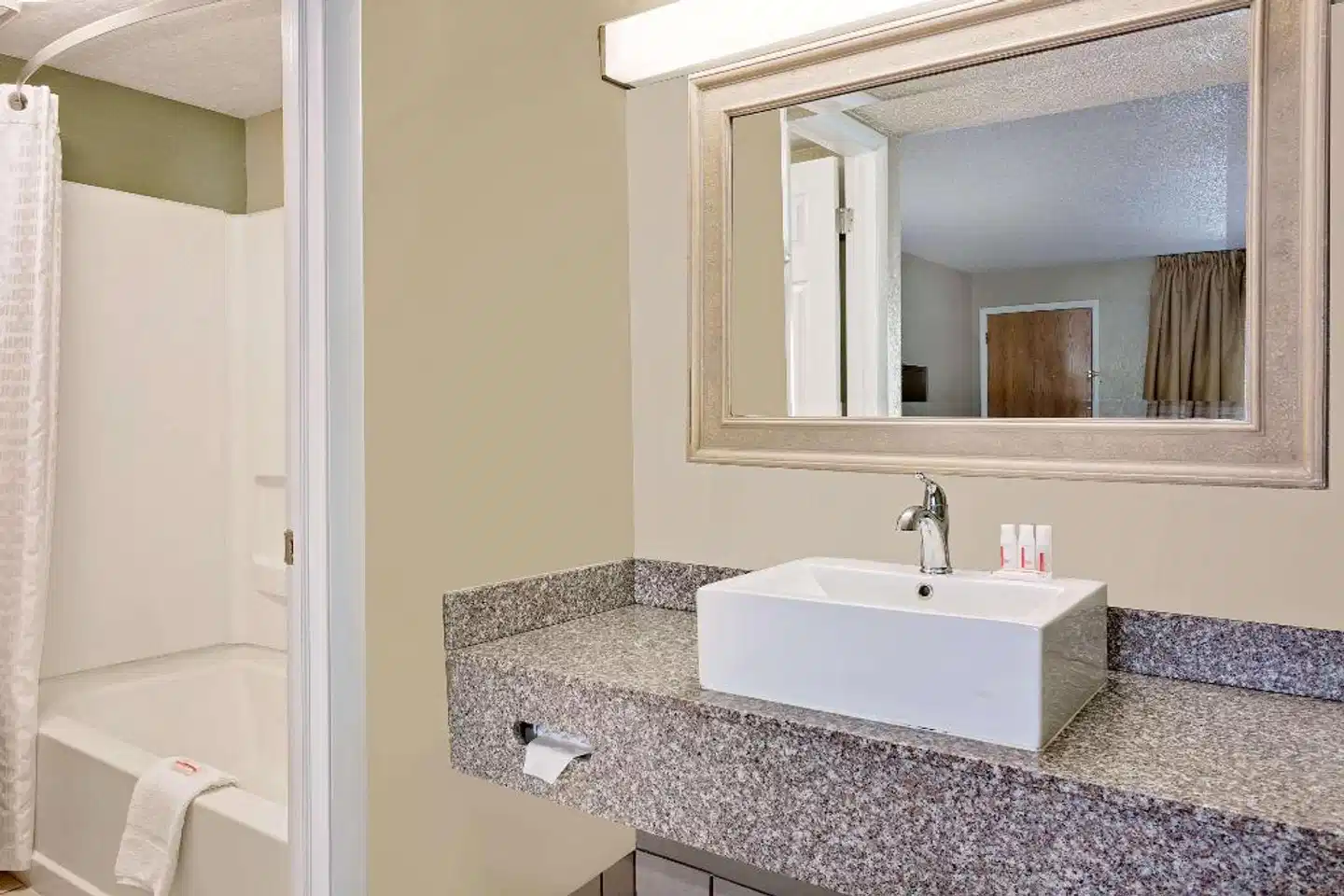 Super 8 by Wyndham Denver Central Badezimmer