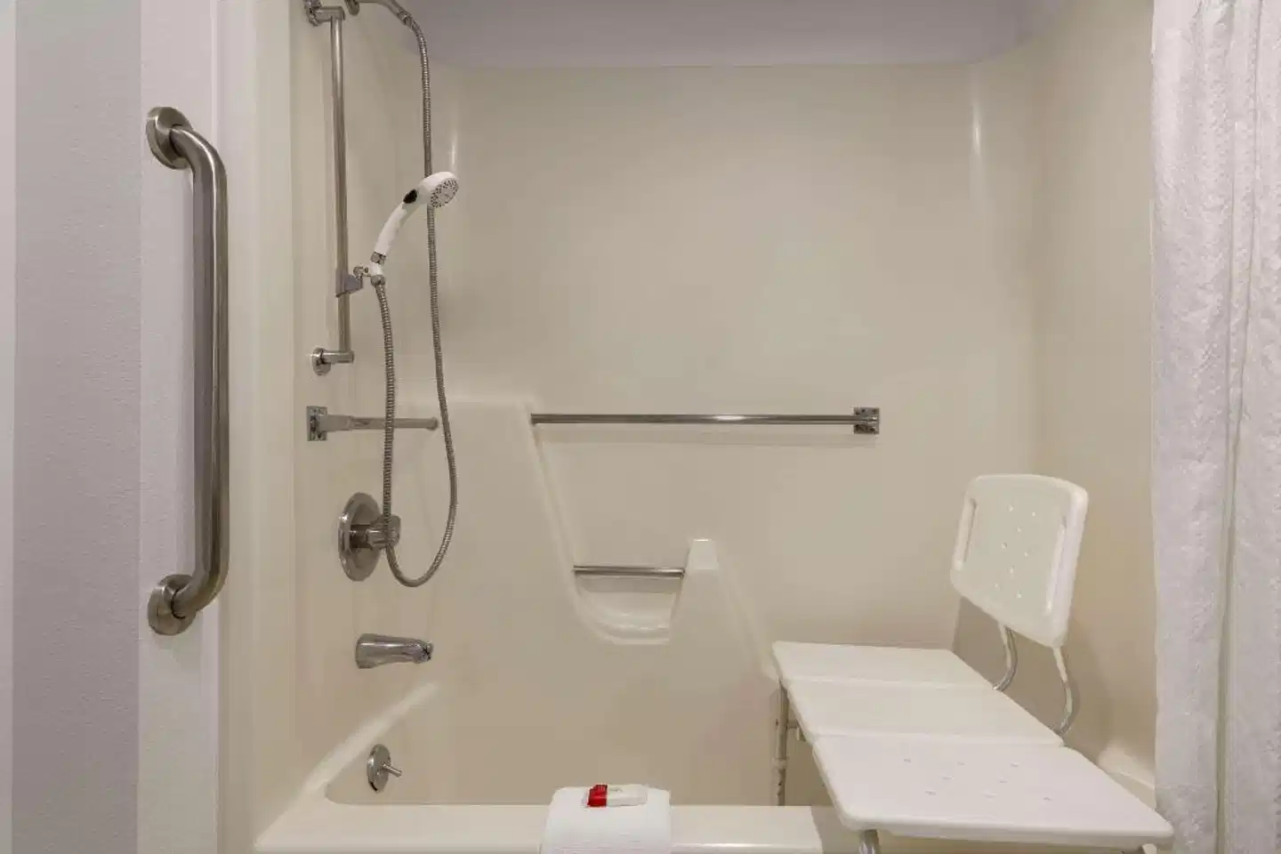 Super 8 by Wyndham Columbus Badezimmer