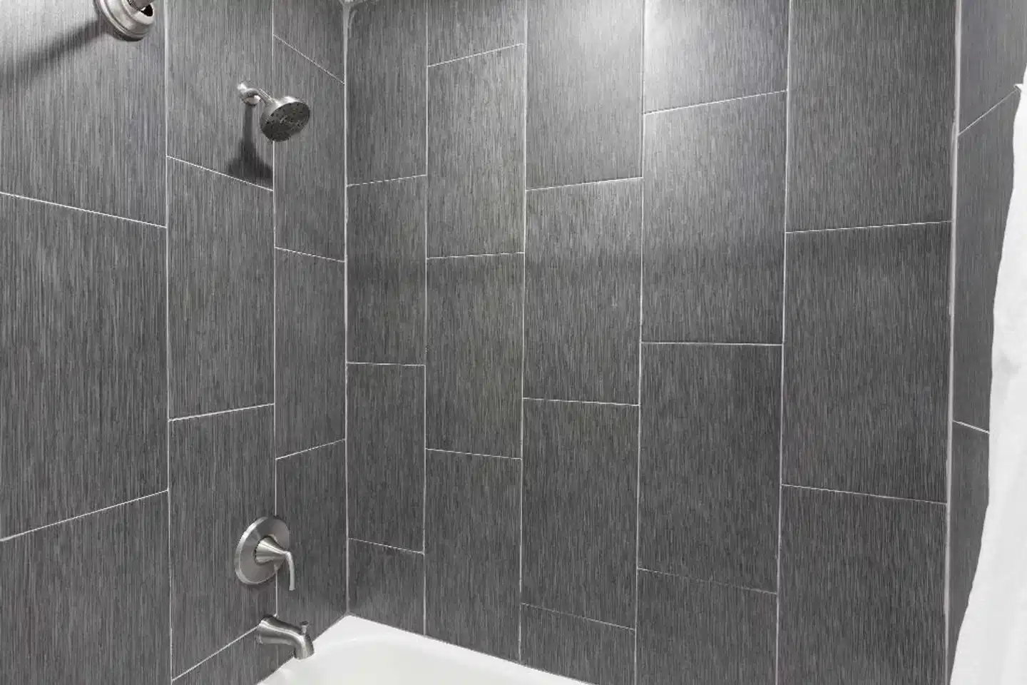 Super 8 by Wyndham Visalia Badezimmer