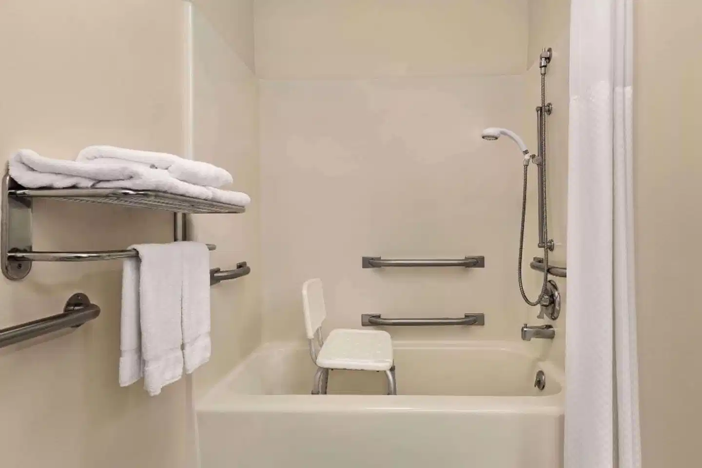 Super 8 by Wyndham Big Timber Badezimmer