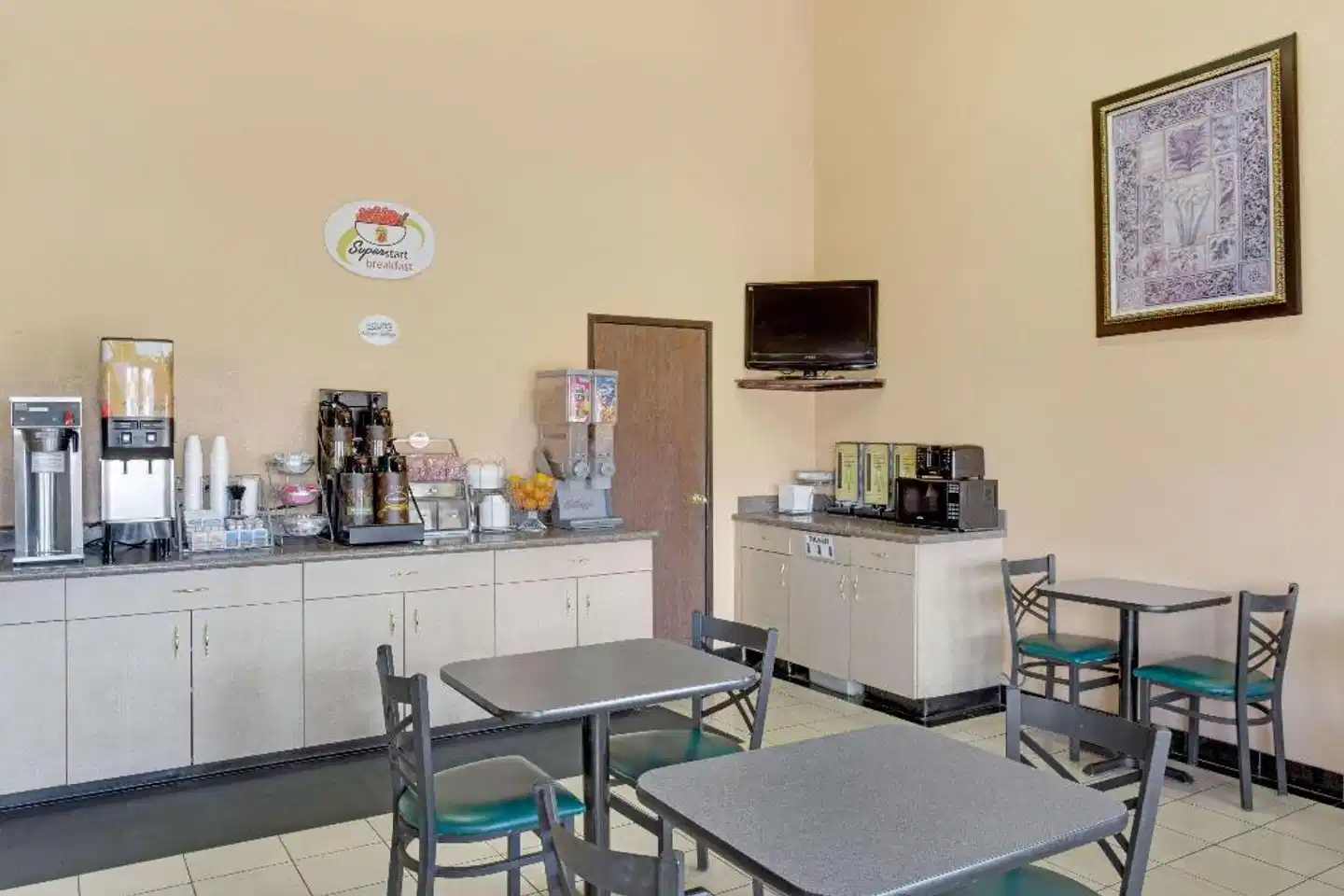 Super 8 by Wyndham Tucson Downtown Convention Center Bar