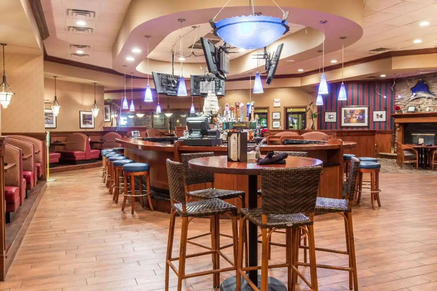 Ramada by Wyndham Sioux Falls Airport Hotel & Suites Bar