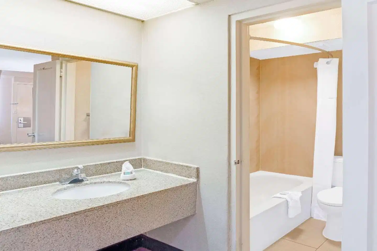 Travelodge by Wyndham Silver Spring Badezimmer