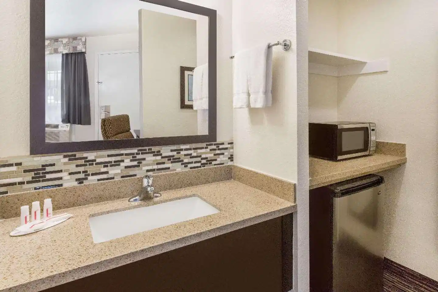 Ramada Limited Monterey Badezimmer