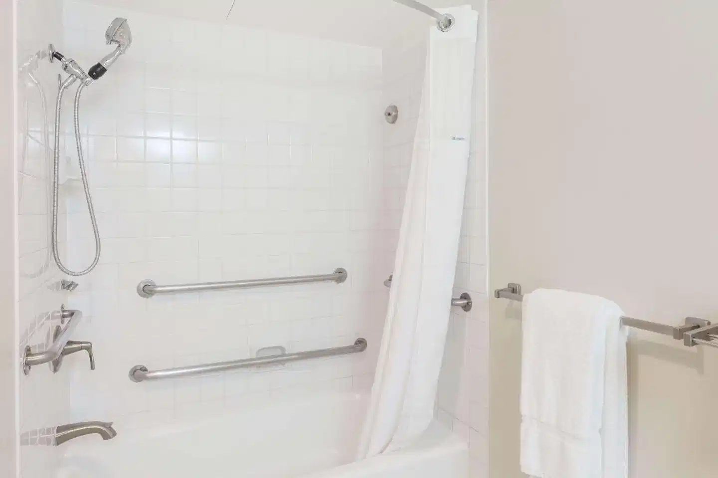 Ramada Plaza by Wyndham Garden Grove/Anaheim South Badezimmer