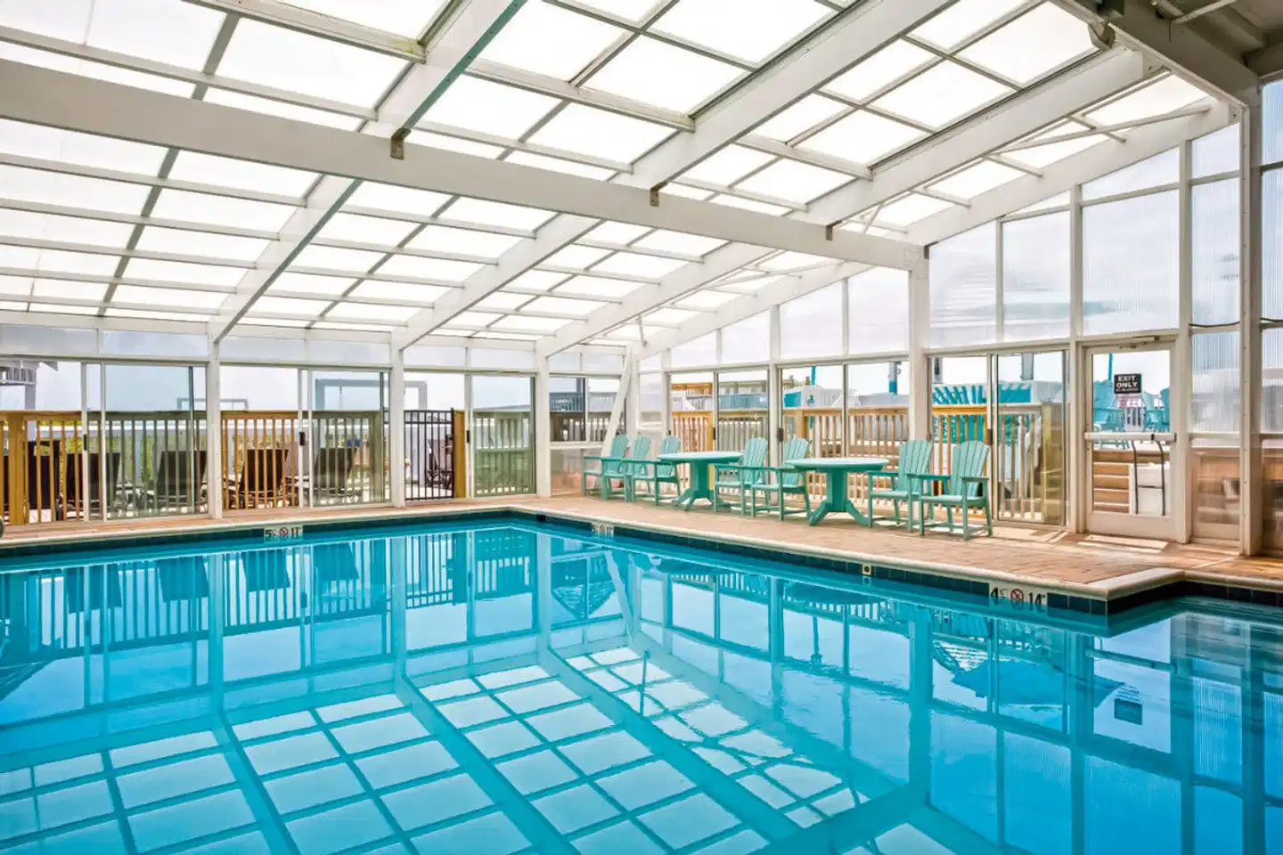 Ramada Plaza by Wyndham Nags Head Oceanfront Hallenbad