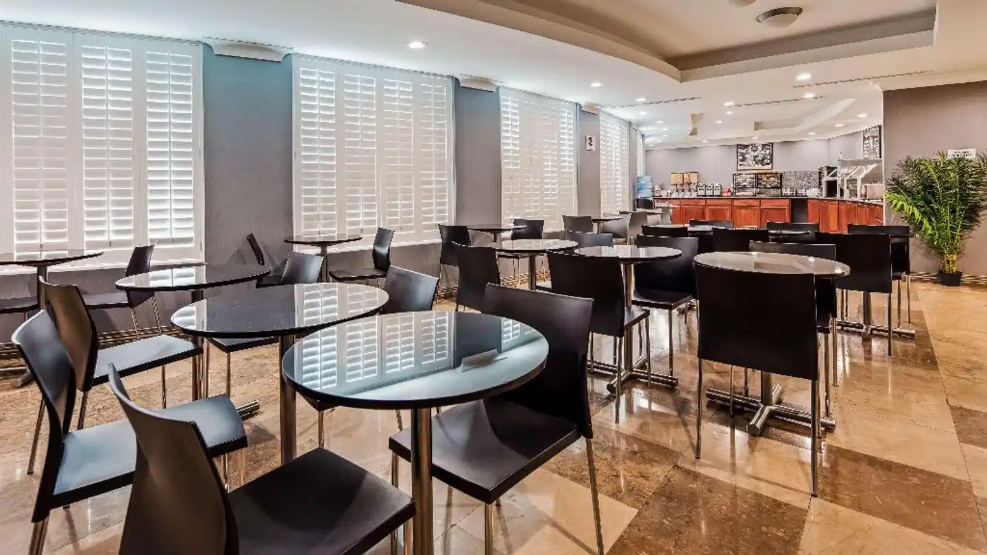 Best Western PLUS Avita Suites Bar