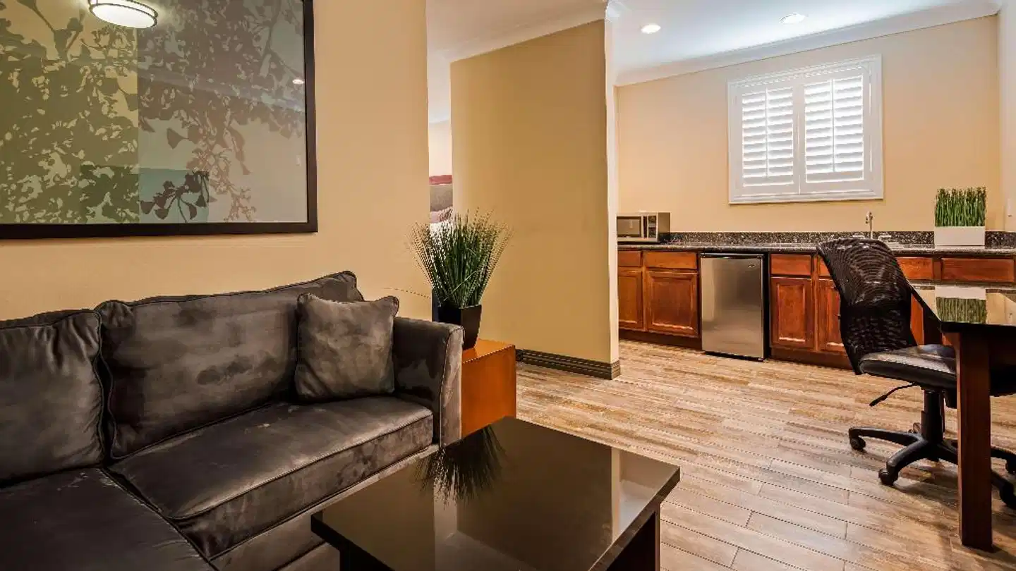 Best Western PLUS Avita Suites Lobby