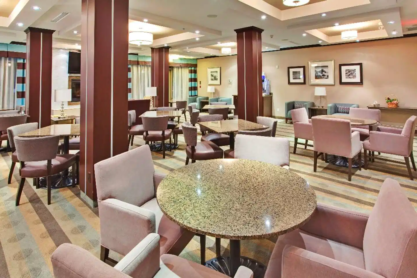 Holiday Inn Express & Suites Kingston Lobby