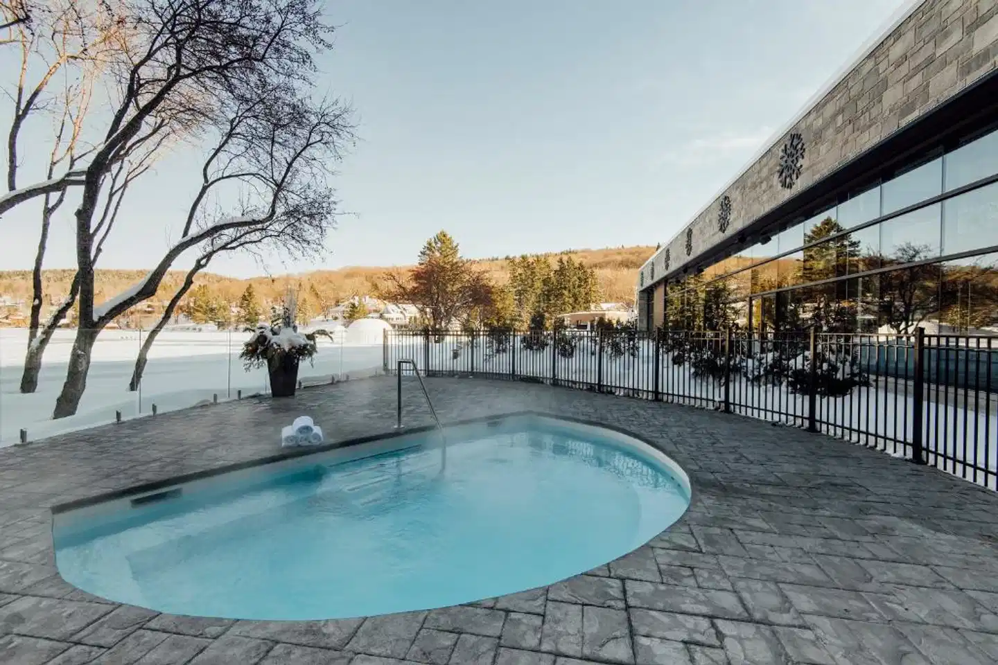 Entourage sur-le-Lac Pool