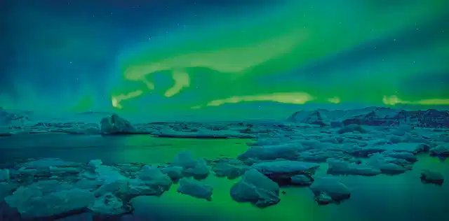 Isländische Naturelemente und Lichtspiele Landschaft