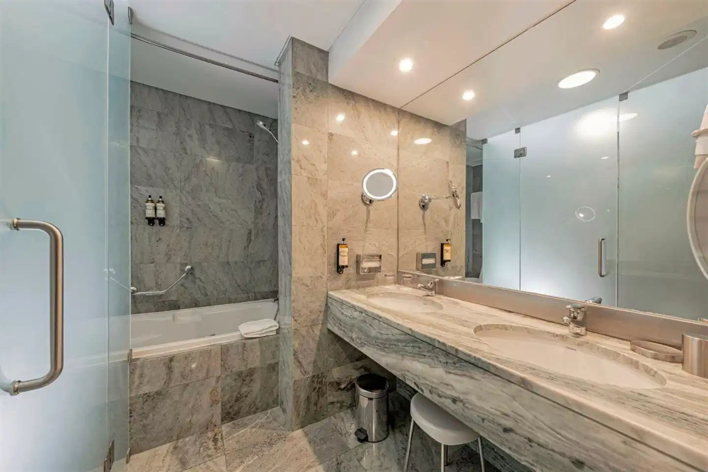 Marina Atlântico Badezimmer