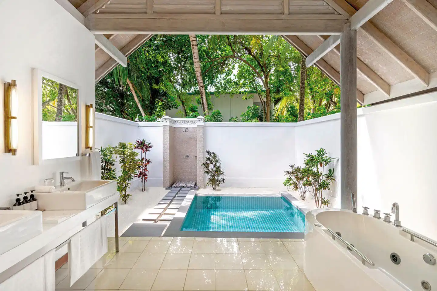 NH Maldives Kuda Rah Resort Badezimmer