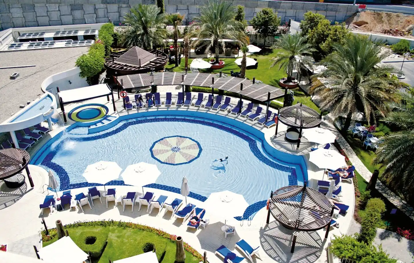 Radisson Blu Hotel, Muscat Pool