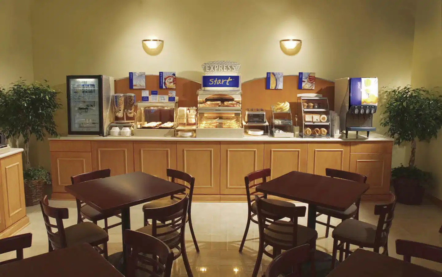 Holiday Inn Express Downtown Toronto Bar