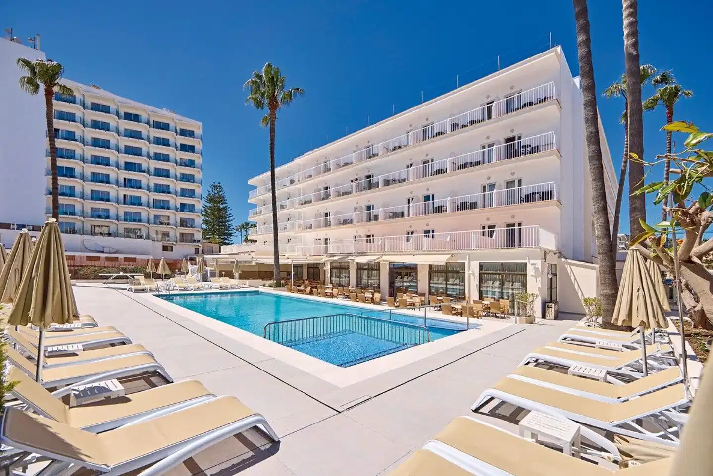 Universal Hotel Bikini Pool