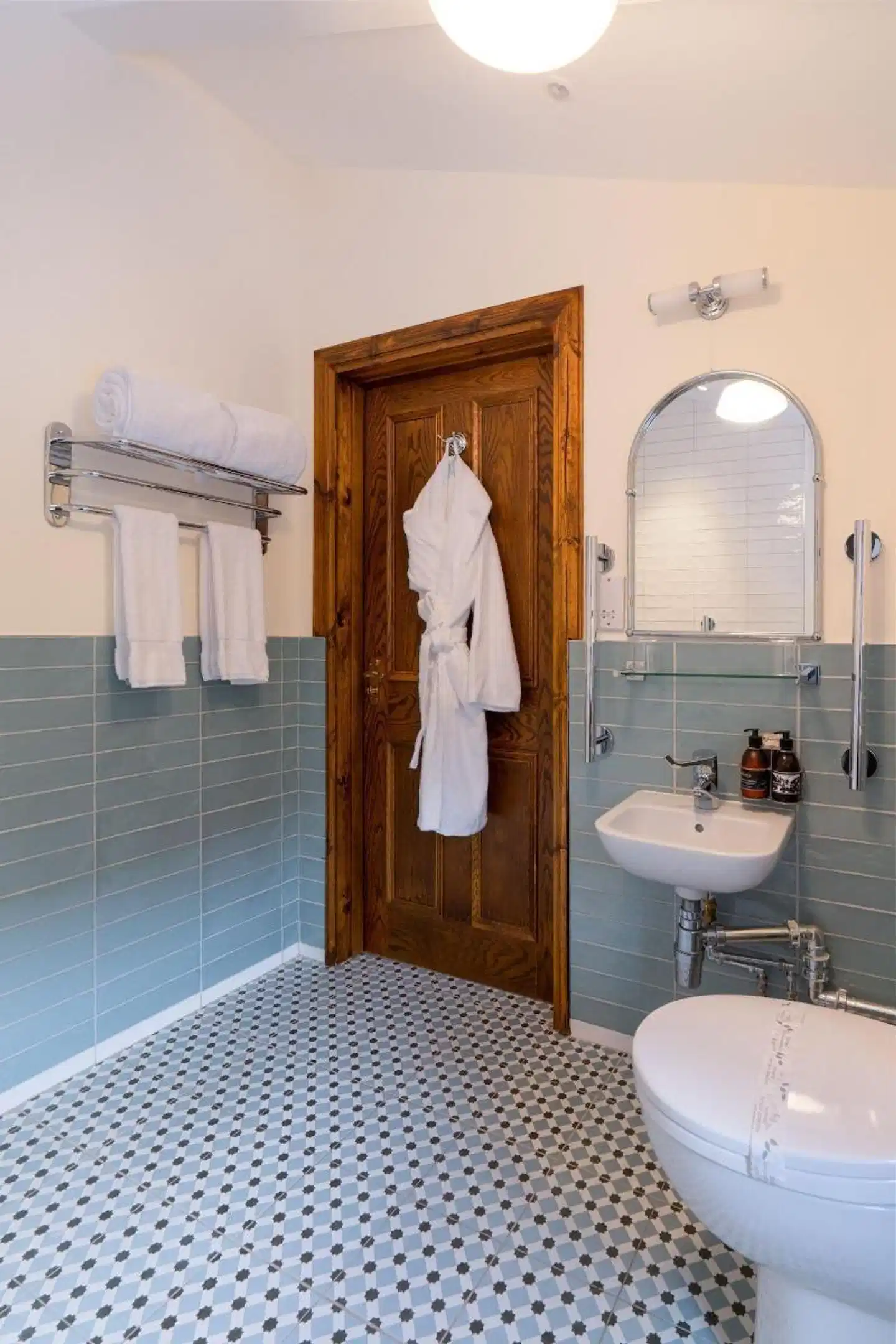 The Whispering Pine Lodge Badezimmer