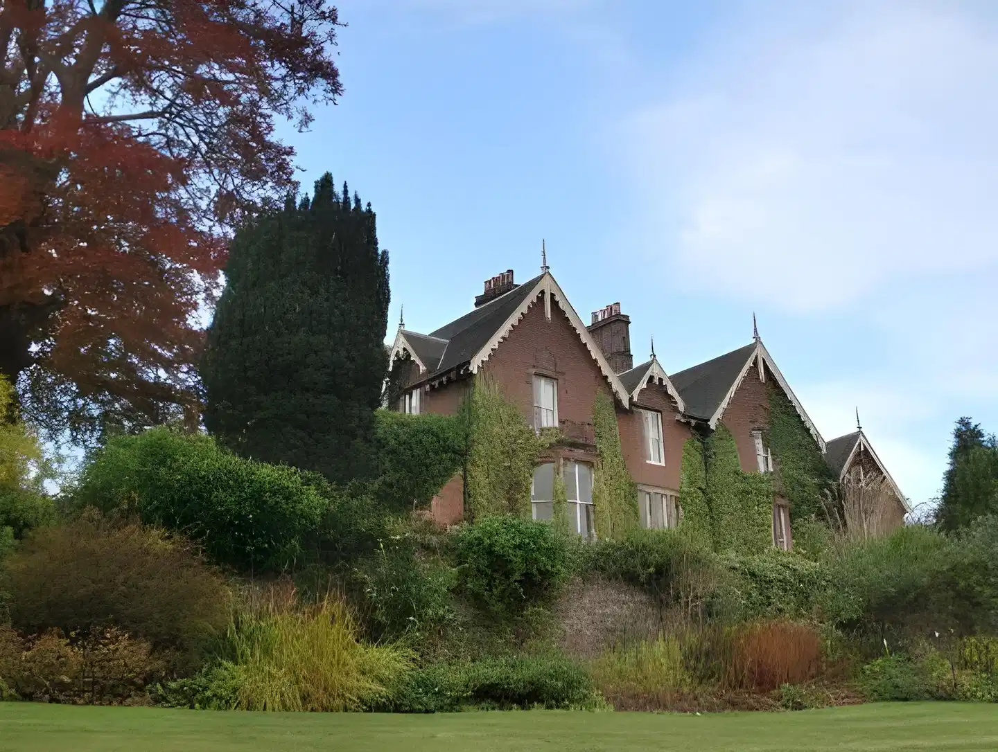 Lands of Loyal Aussenansicht